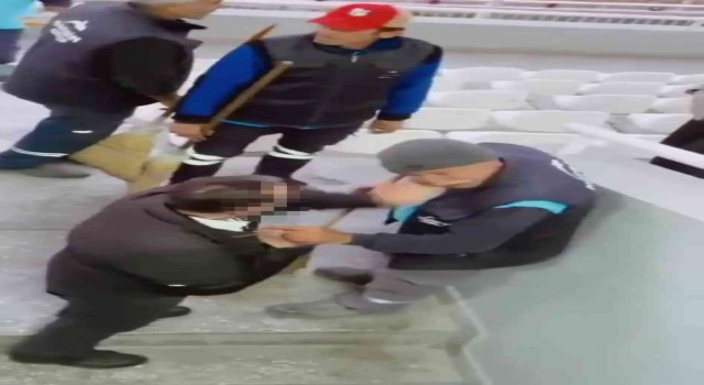 İzmirde temizlik görevlisine tokatlı saldırı kameraya yansıdı
