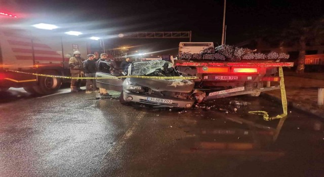 İzmirde tıra çarpan otomobil hurdaya döndü: 1 ölü