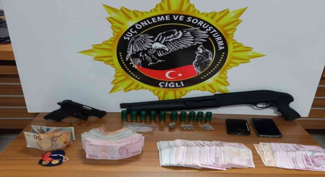 İzmirde uyuşturucu tacirinin evinden çıkan para şok etti