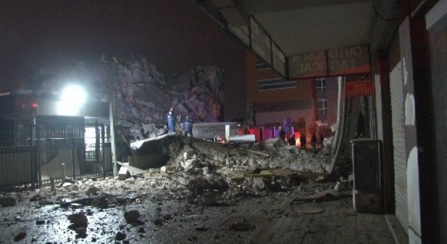 İzmirde yıkım aşamasındaki eski İl Emniyet Müdürlüğü binası çöktü
