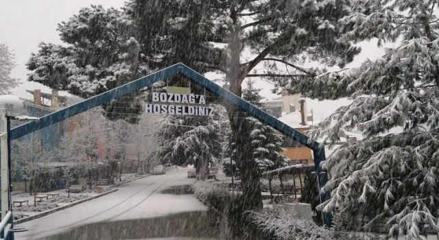 İzmirin çatısı beyaza büründü
