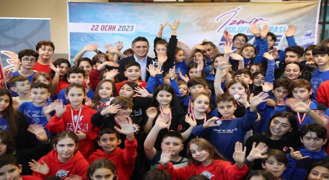 İzmirin minik yüzücüleri Aliağada yarıştı