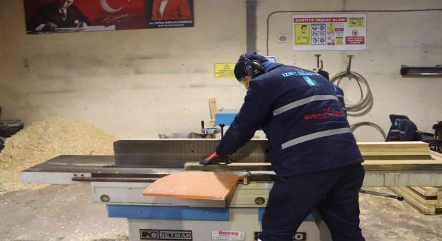 İzmit Belediyesi yüzlerce kent mobilyası üretti