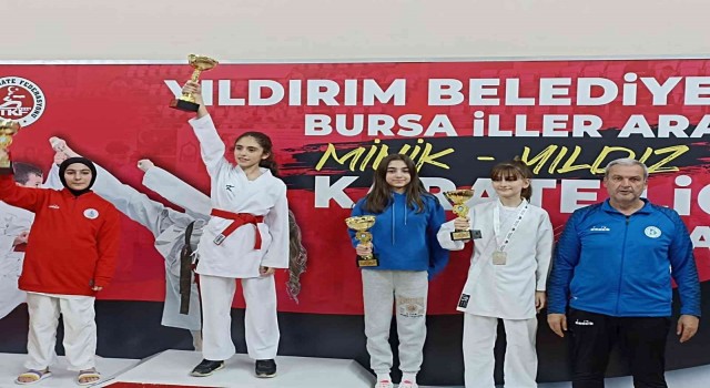 İzmit Belediyesporlu karateciler Bursadan madalyalarla döndü