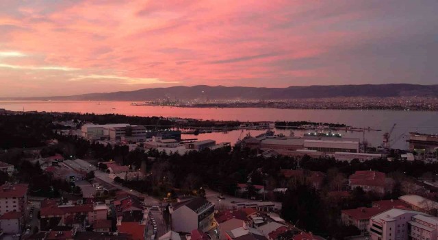 İzmit Körfezi ile birleşen gökyüzünün rengi mest etti