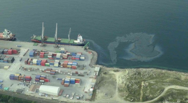 İzmit Körfezini kirleten gemi deniz uçağının radarına takıldı: 14 milyon ceza