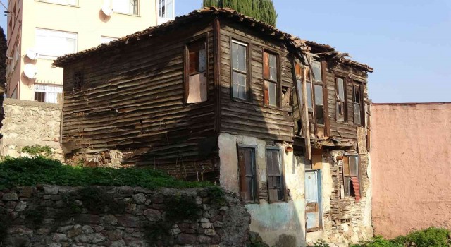 İzmitin tarihe tanıklık eden evleri bakın ne halde