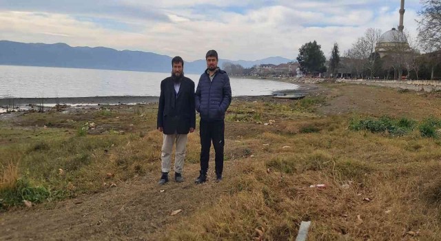 İznik Gölünde mahsur kalmışlardı, şimdi teknelerini arıyorlar