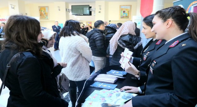 Jandarma, Kadına El Kalkamaz standı ile bilgilendirdi