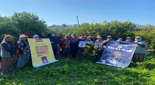 Jandarma limon bahçesinde işçilere Kadına El Kalkamaz projesini anlattı