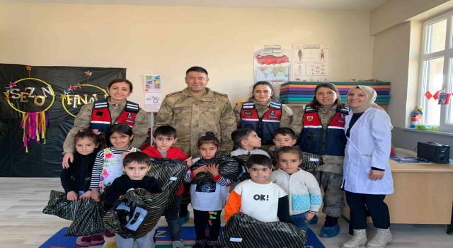 Jandarmadan köy okulu öğrencilere sürpriz