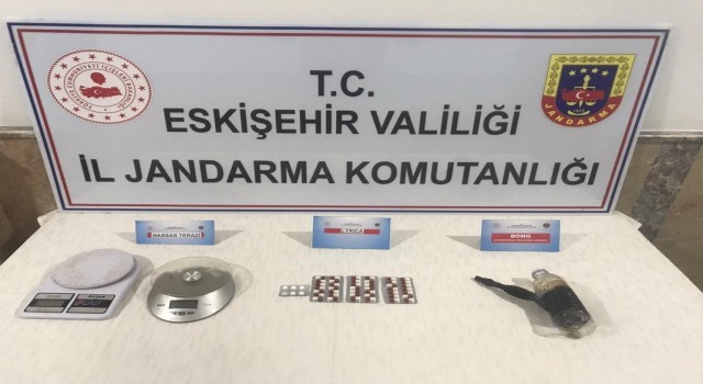 Jandarmadan uyuşturucu hap alışverişine suçüstü: 2 şüpheli tutuklandı