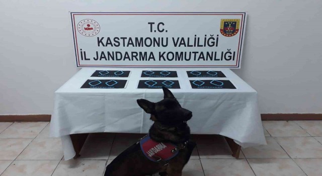 Jandarmanın durdurduğu araçta 298 adet sentetik ecza hap ele geçirildi: 4 gözaltı