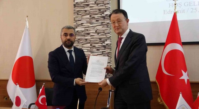 Japonya Büyükelçiliğinden Edremit Belediyesine arama kurtarma aracı hibesi