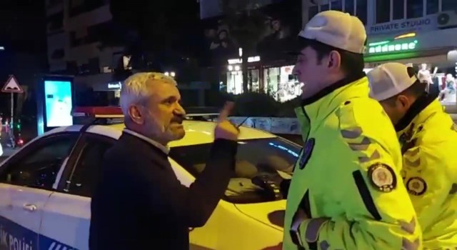 Kadıköyde ceza yazan polise ‘İnsan olalım diyen taksici, tepki görünce ‘Hepimiz kardeşiz diyerek geri adım attı