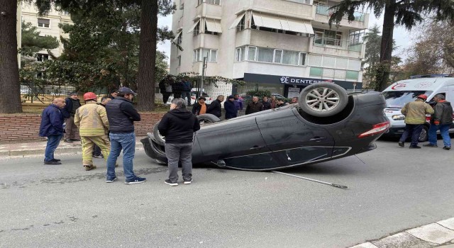 Kadıköyde korkutan kaza: Yaşlı sürücü, yayaya çarpıp takla attı