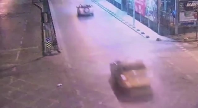 Kadıköyde taksici dehşeti: iki kadının peşine takıldı, bilerek araçlarına çarptı