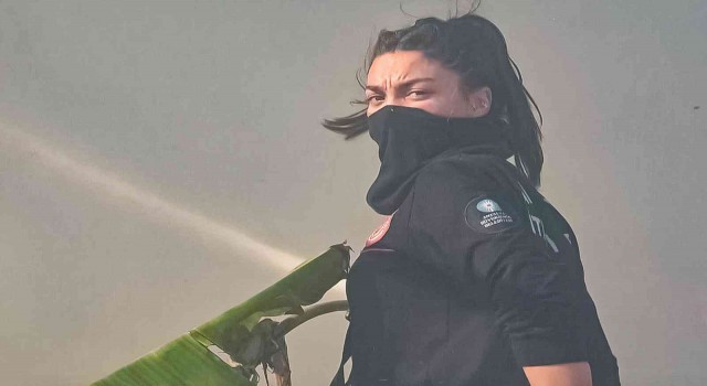 Kadın itfaiyeciler alevlerin arasında erkek meslektaşlarını aratmadı