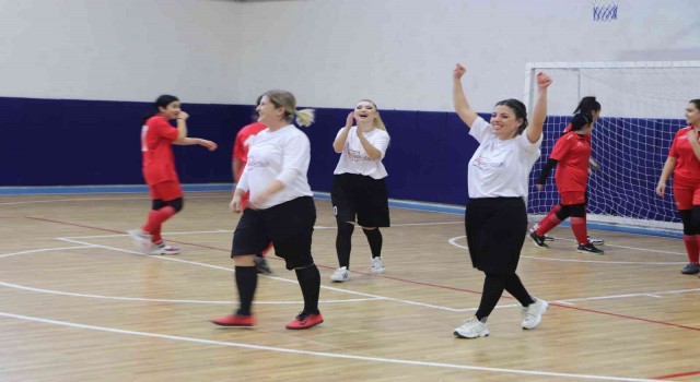 Kadın öğretmen ve öğrenciler bağımlılığa ‘futbol oynayarak dikkat çekti