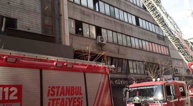 Kağıthanede restoranda yangın paniği