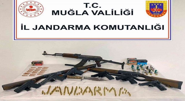 Kaleşnikof piyade tüfeği ve tabanca ele geçirildi
