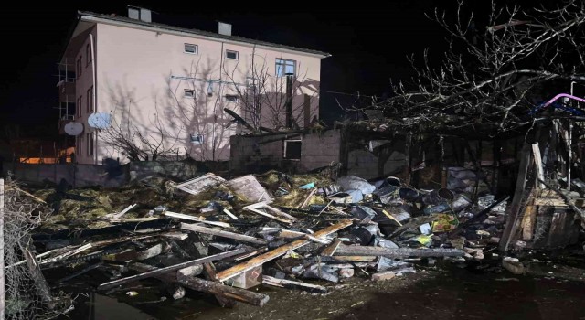 Kalorifer kazanı patladı, alevler geceyi aydınlattı