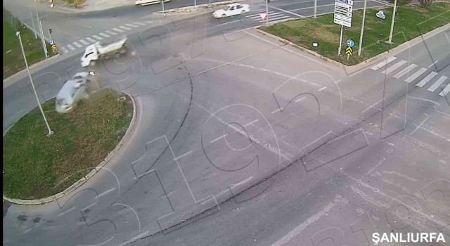 Kameralara yansıyan kaza görüntüleri yürekleri ağızlara getirdi