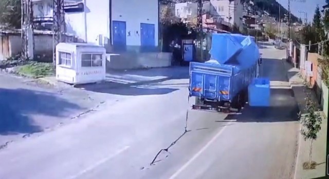 Kamyonda halat koptu, betonlar yola savruldu