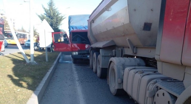 Kamyonet kamyona çarptı: 1 yaralı