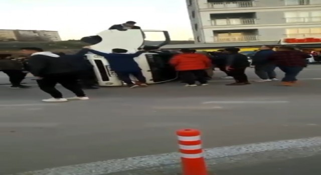 Kamyonet yan yattı, vatandaşlar sürücüyü kurtarmak için seferber oldu