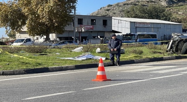 Kamyonetin çarptığı otomobilin sürücüsü, aracından fırlayarak hayatını kaybetti