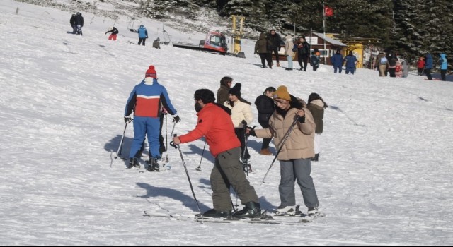 Kar sürprizi yaşanmıştı...Yarı yıl tatiliyle Uludağda pistler doldu