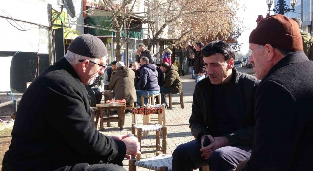 Kar yağışının olmadığı Bingölde, vatandaşlar güneşin tadını çıkardı