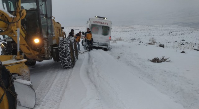 Kara saplanan ambulans belediye ekipleri tarafından kurtarıldı