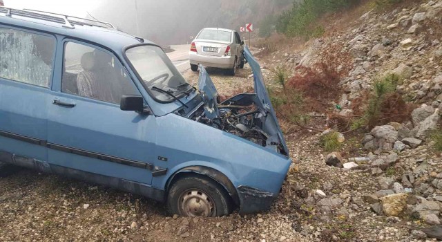 Karabükte iki otomobil çarpıştı: 3 yaralı