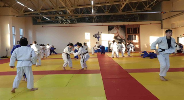 Karamanda 250 sporcu judo ortak çalışma kampında buluştu