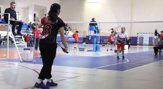 Karamanda okul sporları gençler badminton grup müsabakaları başladı
