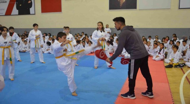 Karamanda tekvando kuşak sınavı yapıldı