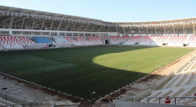 Karamanın yeni şehir stadyumunda çim serme işlemi tamamlandı