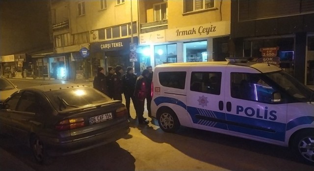 Kardeşlerin kavgasını ayırmak isteyen anne silahla vuruldu