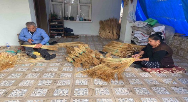 Karı koca evlerinin balkonunda süpürge yaparak 40 yıldır geçimlerini sürdürüyor