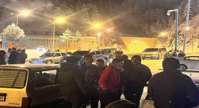 Karın keyfini Zigana Dağında horon ve kolbastı oynayarak çıkardılar