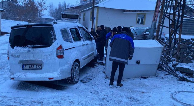 Karlıovada hafif ticari araç elektrik trafosuna çarptı