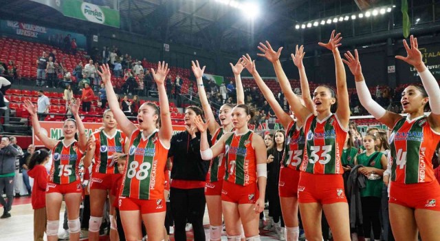 Karşıyaka Voleybolda yüzler gülüyor