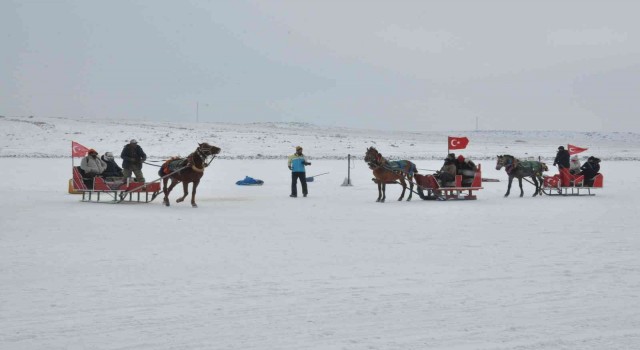 Karsta buz üstünde atlı kızakla gezdiler, soğuğa aldırış etmeden horon teptiler