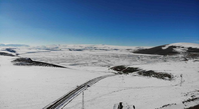 Karsta donan Aygır Gölü havadan görüntülendi