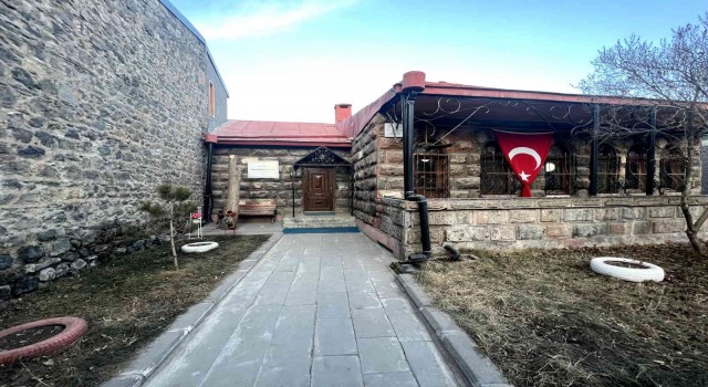 Karsta Kalem Kitap Kahve Evi öğrencilere hizmet veriyor