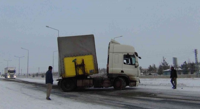 Karsta kayan tır refüje çıktı, tırlar yollarda kaldı