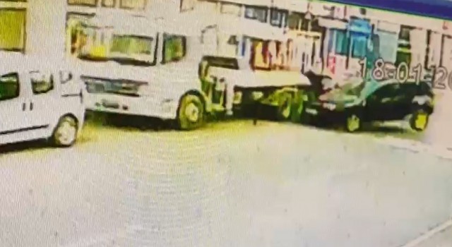 Karsta seyir halindeki aracın çarptığı kişi hayatını kaybetti: O anlar kamerada