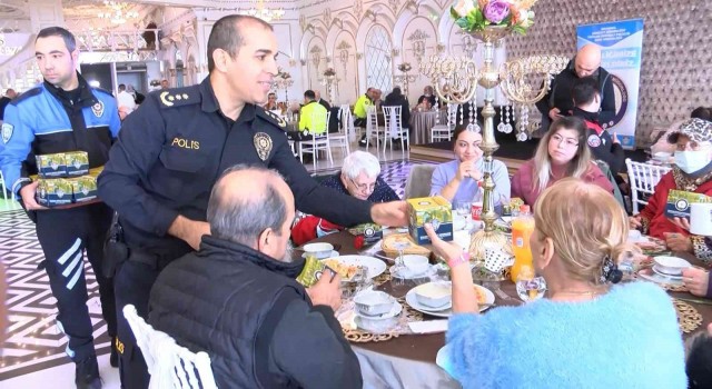 Kartalda bakımevi sakinlerine yemekli özel davet